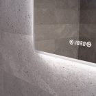 Fekvő fürdőszobai LED tükör 80x60cm - Páramentesítő - Digitális óra - Fényerő és színhőmérséklet szabályozás - Welland Kath